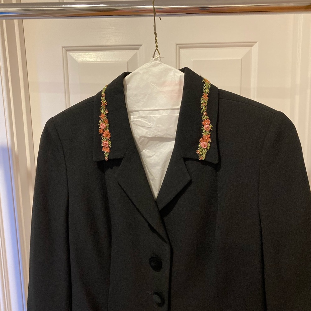 Blumarime beaded floral collar. Wool. Black. Size 6.